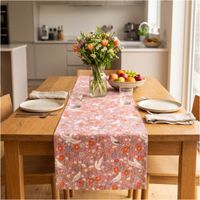 Tischläufer aus Baumwolle mit Blumen und Tauben rosa bunt 40x160cm von SCHÖNER LEBEN. Tischläufer mit floralem Muster und Vögeln in Rosa auf Holztisch mit Frühlingsblumen und Tischgedeck.