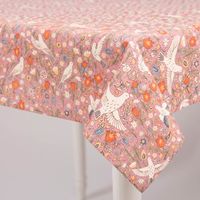 Tischdecke aus Baumwolle mit Blumen und Tauben rosa bunt von SCHÖNER LEBEN Tischdecke mit Tauben- und Blumenmuster in Rosa, zeigt detailreiche Musterung und fallenden Stoff.