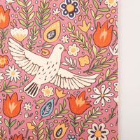 Tischdecke aus Baumwolle mit Blumen und Tauben rosa bunt von SCHÖNER LEBEN Blumenstoff mit Taubenmotiv auf rosa Hintergrund, zeigt lebendige Farben und detailreiches Muster.