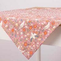Tischdecke aus Baumwolle mit Blumen und Tauben rosa bunt von SCHÖNER LEBEN Stoff mit rosa Hintergrund, Tauben- und Blumenmuster über Tisch drapiert, zeigt lebendige Farben und Details.