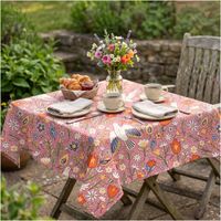 Tischdecke aus Baumwolle mit Blumen und Tauben rosa bunt von SCHÖNER LEBEN Rosafarbene Tischdecke mit Vogel- und Blumenmotiv auf Holztisch im Garten.