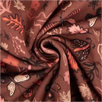 Sweatstoff aus Baumwolle Blumen Schmetterlinge Digitaldruck braun 1,48m Breite Detailaufnahme des Baumwollstoffs mit floralem Muster in Rotbraun und Rosa.