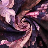 Sweatstoff aus Baumwolle Blüten Digitaldruck marine 1,48m Breite Detailaufnahme eines Stoffes mit floralem Muster in Rosa- und Lilatoenen, dekorativ zusammengedreht.