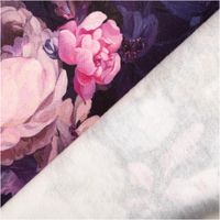 Sweatstoff aus Baumwolle Blüten Digitaldruck marine 1,48m Breite Detailaufnahme des floralen Stoffmusters mit violetten und rosa Blumen auf dunklem Hintergrund.