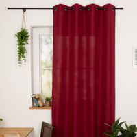 Roter Vorhang haengend vor Fenster, zeigt natuerlichen Fall und Farbintensitaet.