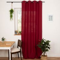 Roter Vorhang haengend im Wohnzimmer, zeigt eleganten Fall und leicht transparente Textur.