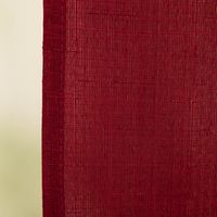 Detailaufnahme des roten Stoffes zeigt feine Webstruktur und Farbtiefe.