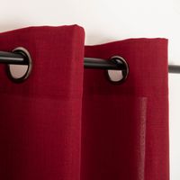 Roter Vorhang an schwarzer Stange mit gleichmäßiger Struktur und elegantem Faltenwurf.