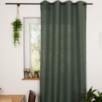 Vorhang mit Ösen Leinenstruktur grün 140x280cm Gruener Vorhang haengend vor Fenster, faellt weich und laesst Licht durch, mit Pflanzen im Hintergrund.