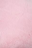 Nahaufnahme des weichen rosa Kunstfells vom Herzkissen Nahaufnahme des weichen rosa Kunstfells vom Herzkissen