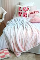 Herzkissen rosa mit weiteren Kissen auf einem gemuetlichen Bett Herzkissen rosa mit weiteren Kissen auf einem gemuetlichen Bett