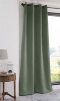 Wohnraum mit blickdichtem khakifarbenem Ösenvorhang am Fenster und Kommode Wohnraum mit blickdichtem khakifarbenem Ösenvorhang am Fenster und Kommode