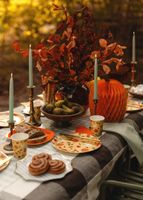 Herbstliche Tafel mit salbeigrünen Stabkerzen und Kürbissen