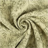 Musselin Stoff Baumwollstoff Blumen Blätter khaki grün 1,50m Breite Detailaufnahme von beigefarbenem Stoff mit floralem Muster, weich drapiert in einer Spirale.