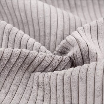 Cord Polsterstoff Möbelstoff Breitcord Baby Rib grau 1,45m breit Detailaufnahme eines grau gerippten Stoffs mit weicher Textur und plastischem Faltenwurf.