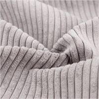 Cord Polsterstoff Möbelstoff Breitcord Baby Rib grau 1,45m breit Detailaufnahme eines grau gerippten Stoffs mit weicher Textur und plastischem Faltenwurf.