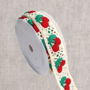 Gehäkelte Borte in ecru mit kleinen Kirschen, 5 cm breit, au Gehäkelte Borte in ecru mit kleinen Kirschen, 5 cm breit, aus reiner Baumwolle