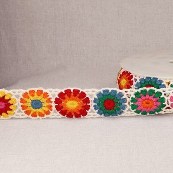 Weiße Häkelborte mit plastischen Rosetten, 4,2 cm breit, aus Weiße Häkelborte mit plastischen Rosetten, 4,2 cm breit, aus reiner Baumwolle