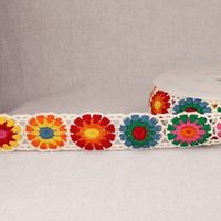Weiße Häkelborte mit plastischen Rosetten, 4,2 cm breit, aus Weiße Häkelborte mit plastischen Rosetten, 4,2 cm breit, aus reiner Baumwolle