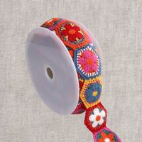 Bunte Häkelborte mit gehäkelten Blüten in mehreren Farben, 5,5 cm breit, aus Baumwolle