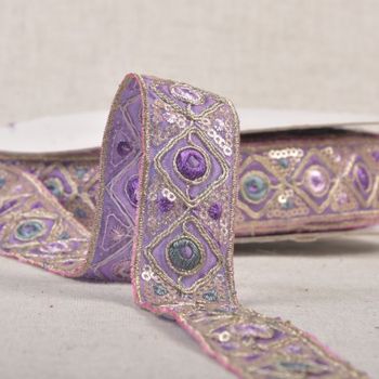 Blassviolettes Paillettenband mit Stickerei und glänzenden P Blassviolettes Paillettenband mit Stickerei und glänzenden Pailletten, 3 cm breit