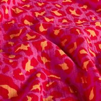 Musselin Leoparden pink 1 Geraffter Musselin in Pink mit orangefarbenem Leopardenmuster in Nahaufnahme.