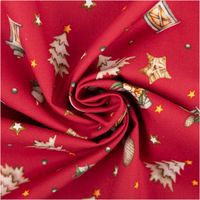 Roter Stoff mit weihnachtlichen Motiven wie Sternen und Tannenbäumen
