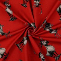 Roter French Terry mit Hirsch-Motiven, in weichen Falten gerafft.