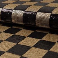Paillettenstoff Karo gold schwarz Paillettenstoff mit Schachbrettkaro aus goldenen und schwarzen Pailletten auf Mesh-Tüll, schräg gelegt.