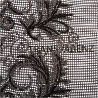 Paillettenstoff Ornamente Spitze silber schwarz 1,25m Breite ornamentale Spitze mit silbernen und schwarzen Pailletten auf transparentem Netz, florales Muster, Nahaufnahme