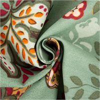 Nahaufnahme eines bunten, gemusterten Stoffes mit Blumenmotiv