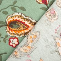 Dekostoff Halbpanama Blumen Ranken Detailansicht von gemustertem Stoff mit floralem Design auf grünem Hintergrund