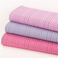 Baumwollstoff Dobby garngefärbt Punktstreifen pink bordeaux 1,45m Breite drei Stoffrollen aus Baumwollstoff mit Punktstreifenmuster in Pink, Hellblau und Rosa übereinander gestapelt