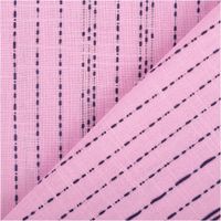 Zwei Lagen rosa Baumwollstoff mit dunkelblauen Punktstreifen-Muster, Kante hochgeschlagen