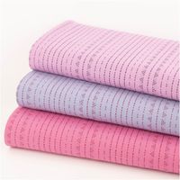 Baumwollstoff Dobby garngefärbt Punktstreifen rosa dunkelblau 1,45m Breite Drei Stoffstapel aus Baumwolle mit punktierten Streifenmustern in Rosa und Dunkelblau nebeneinander gelegt