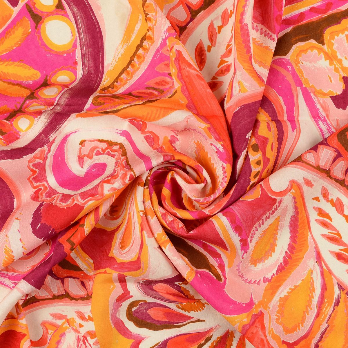 Gerafft drapierte Viskose-Popeline, der weiche Fall des Paisley-Drucks in Rosa- und Orangetönen ist gut zu sehen.