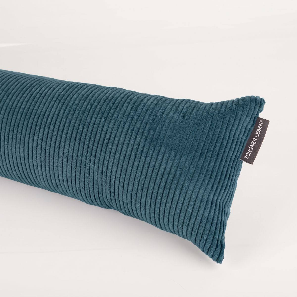 SCHÖNER LEBEN. Zugluftstopper Cord Baumwolle grob blau verschiedene Größen von SCHÖNER LEBEN. Nahaufnahme eines Zugluftstoppers aus blauem Cordstoff, das Label SCHÖNER LEBEN ist sichtbar