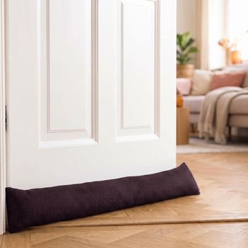 SCHÖNER LEBEN. Zugluftstopper Cord Baumwolle grob aubergine verschiedene Größen von SCHÖNER LEBEN. Zugluftstopper aus grobem Cord in Aubergine liegt vor weißer Tür auf Parkett in wohnlicher Umgebung
