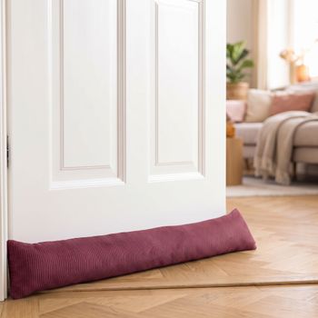 SCHÖNER LEBEN. Zugluftstopper Cord Baumwolle grob beere verschiedene Größen von SCHÖNER LEBEN. Zugluftstopper aus grobem Cordstoff in Beere vor einer weißen Tür, liegend auf Parkett