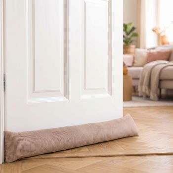 SCHÖNER LEBEN. Zugluftstopper Cord Baumwolle grob sand verschiedene Größen von SCHÖNER LEBEN. Zugluftstopper aus grobem Cord in sandfarbener Optik liegt vor einer weißen Tür auf Holzfußboden
