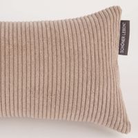 Nahaufnahme eines sandfarbenen Cord-Stoffkissens mit sichtbarer Struktur und kleinem Textiletikett