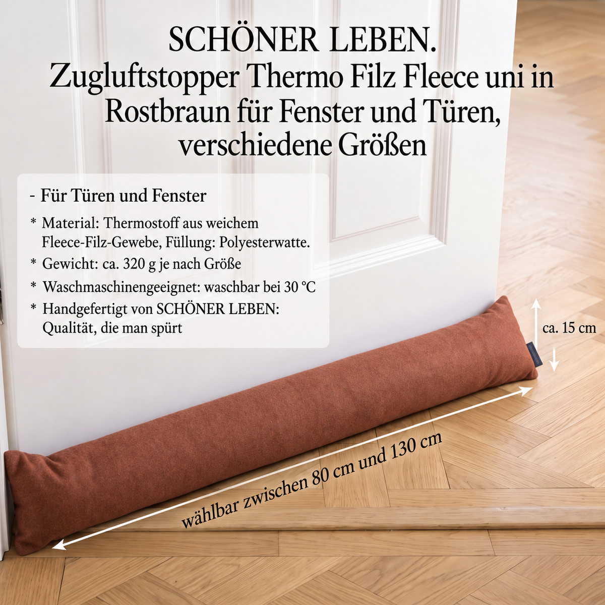 Zugluftstopper aus rostbraunem Filz Fleece liegt vor einer weißen Tür auf Parkett, Maße sind eingezeichnet