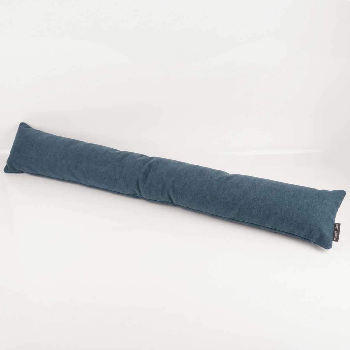 langer Zugluftstopper aus blauem Fleece-Stoff auf weißem Hintergrund, Liegeansicht