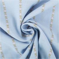 Baumwollstoff Dobby Blümchenstreifen hellblau 1,42m Breite hellblauer Dobby-Baumwollstoff mit floralen Streifen, locker zur Spirale gedreht