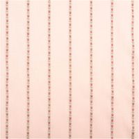 Detailansicht Baumwollstoff mit rosa Blümchenstreifen auf zartrosa Hintergrund
