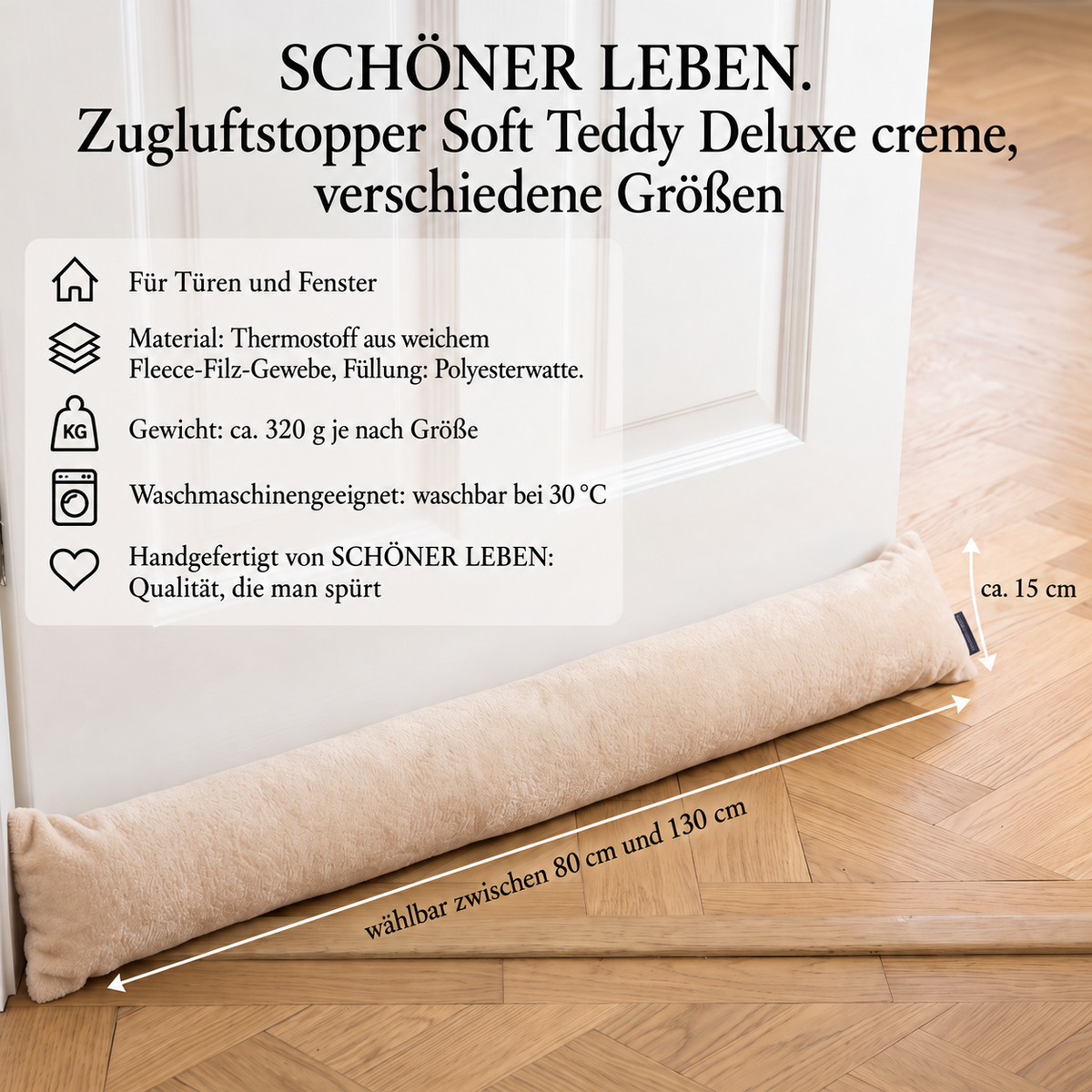cremefarbener Soft-Teddy-Zugluftstopper liegt vor weißer Tür auf Holzfußboden, Maße mit Pfeilen eingezeichnet