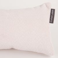 Detailansicht eines Soft Teddy Zugluftstoppers in offweiß, Nahaufnahme mit sichtbarem Markenschild
