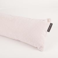 Soft Teddy Zugluftstopper in offweiß, Kissenform auf weißem Untergrund, Stoffstruktur sichtbar, Markenetikett an der Seite