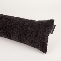 Kissenförmiger Zugluftstopper aus dunkelgrauem Teddy-Stoff, Detailansicht mit sichtbarem Textil-Label