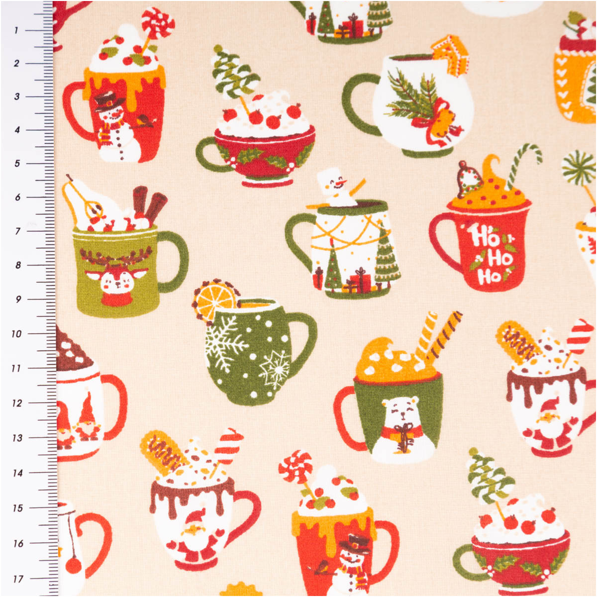 Weihnachtsstoff Baumwollstoff Tasse Weihnachtstassen beige bunt 1,40m Breite Beiger Baumwollstoff mit bunten Tassen und winterlichen Motiven, links mit Maßband, Motivdetails gut erkennbar